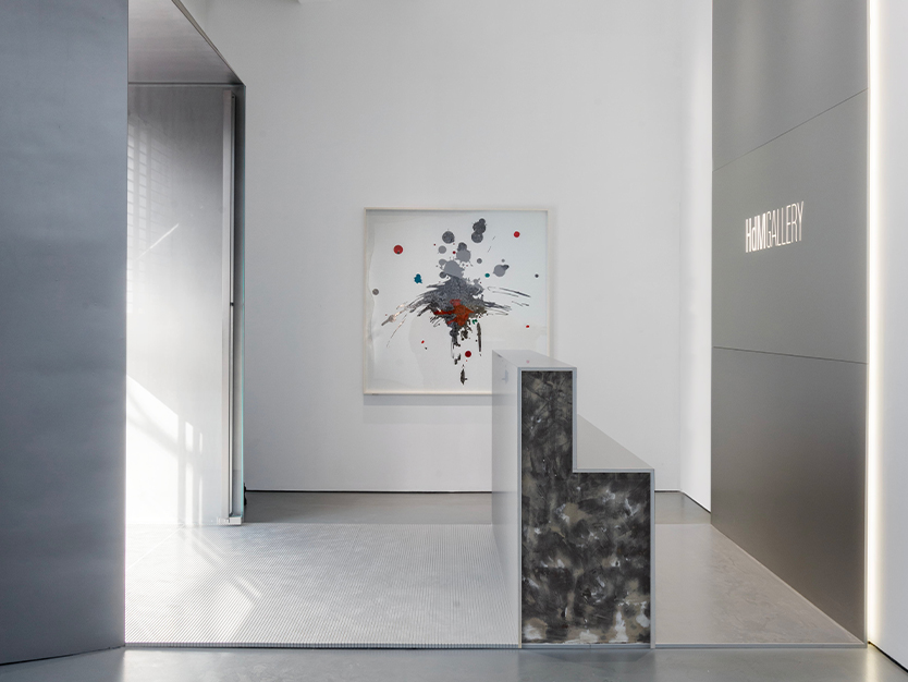HdM Gallery presents a restrained contemporary art environment, where raw concrete structure, soft white planes and precise lighting create a quiet architectural frame for exhibition and encounter.